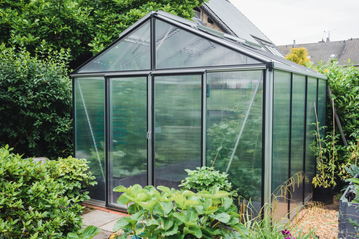 Quelle législation régit l’installation d’une serre dans mon jardin ?