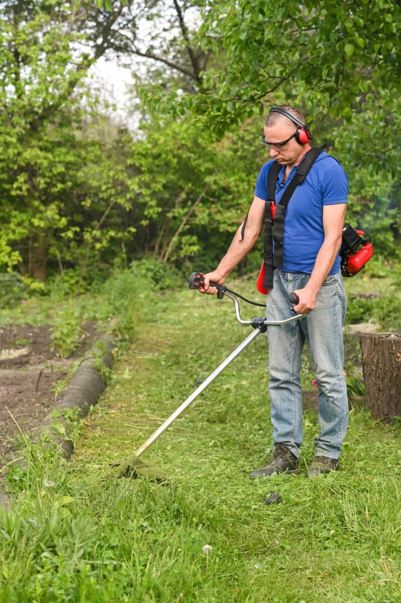 Guide sur le coupe-bordure, son fonctionnement, ses modèles et son utilisation en toute sécurité