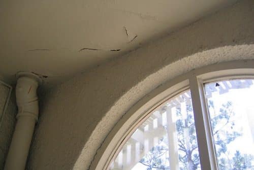 Comment fixer un ciel de lit au plafond ?